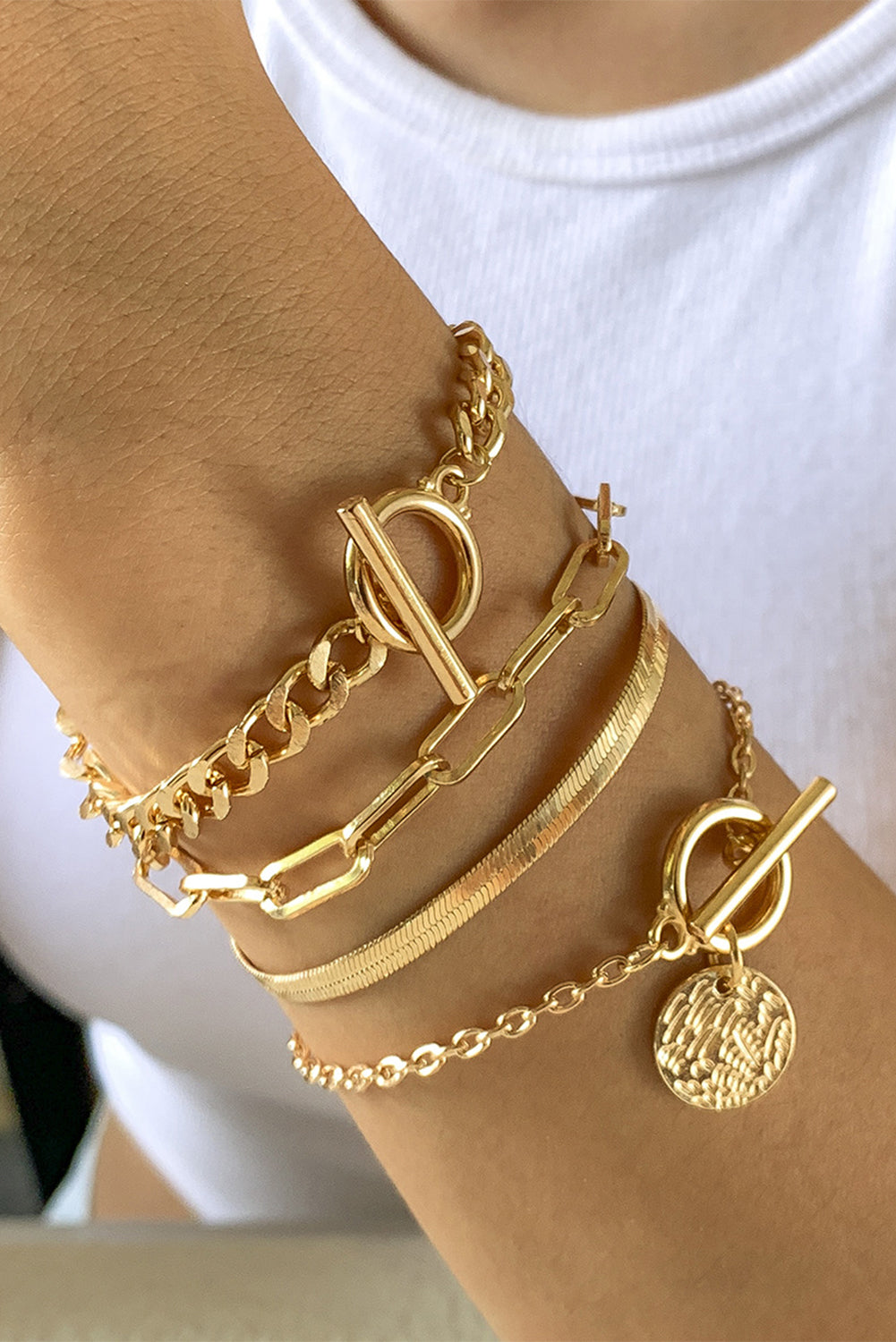 Vergoldetes, mehrlagiges Kettenarmband-Set mit Strasssteinen