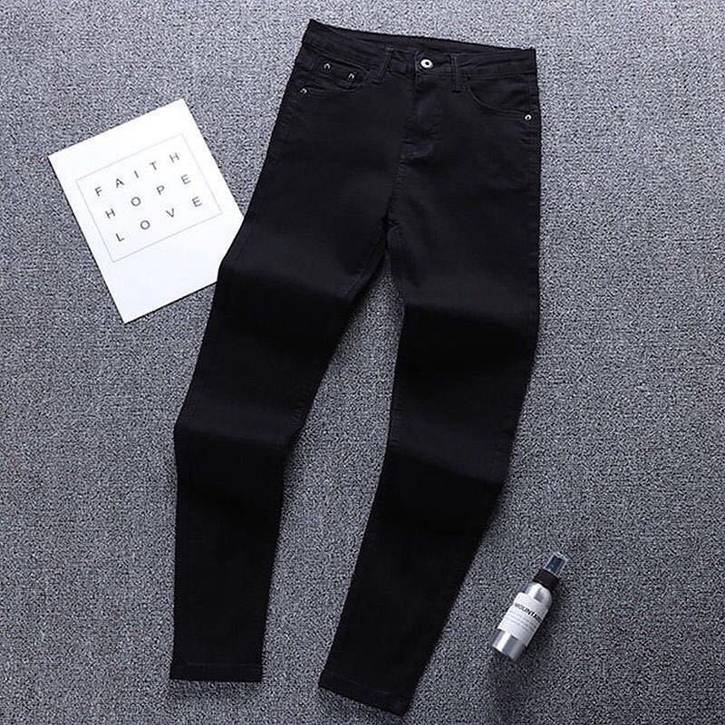Jeans mit hoher Taille in dunkler Farbe