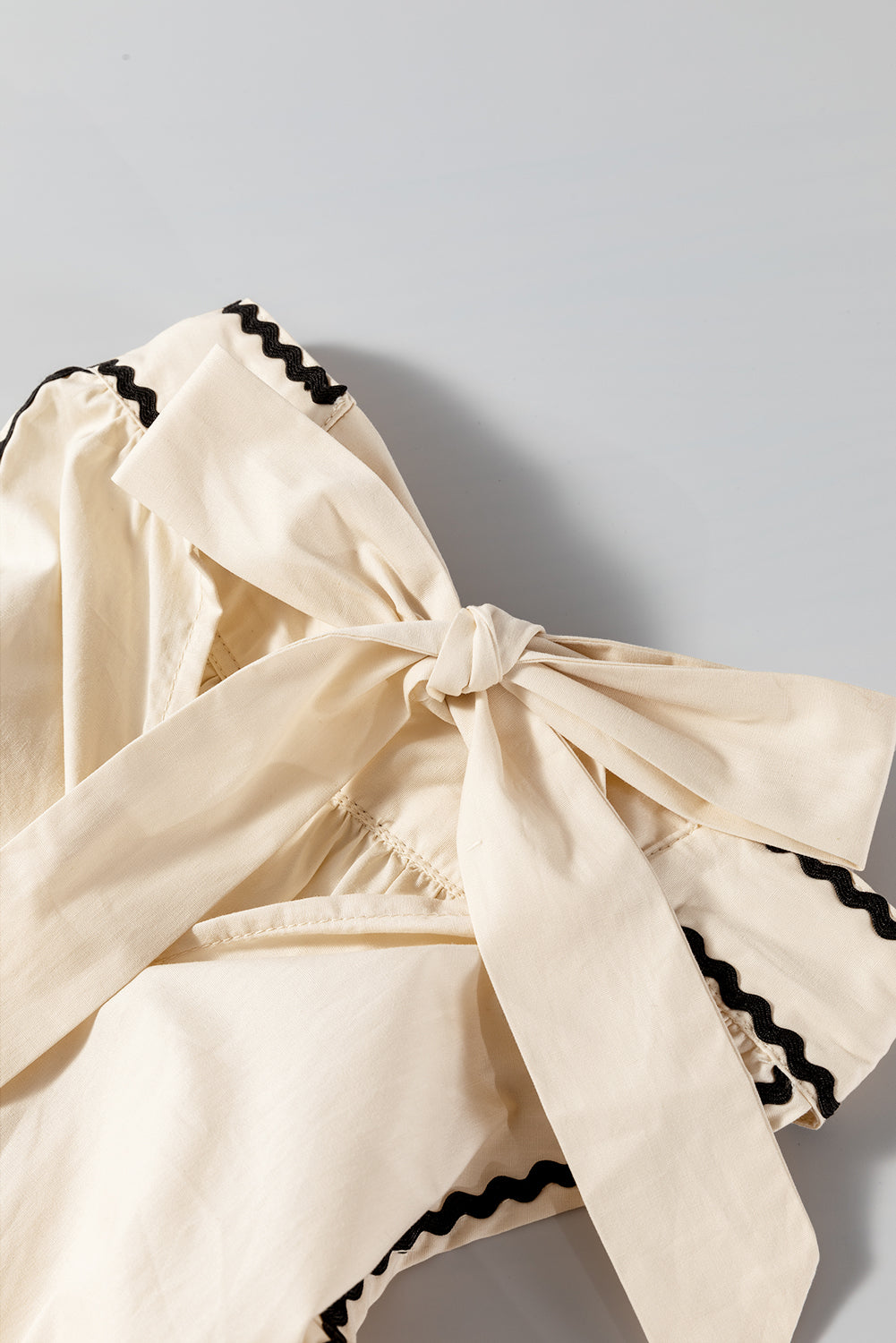 Khakifarbenes, gestreiftes Ricrac-Minikleid ohne Ärmel