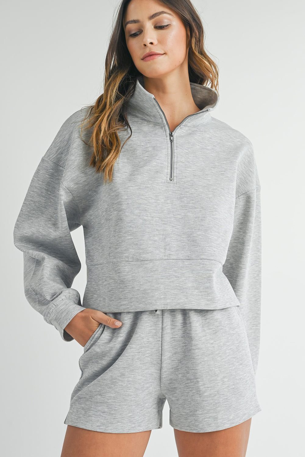 Hellgraues, schlichtes Set aus Pullover, Oberteil und Shorts