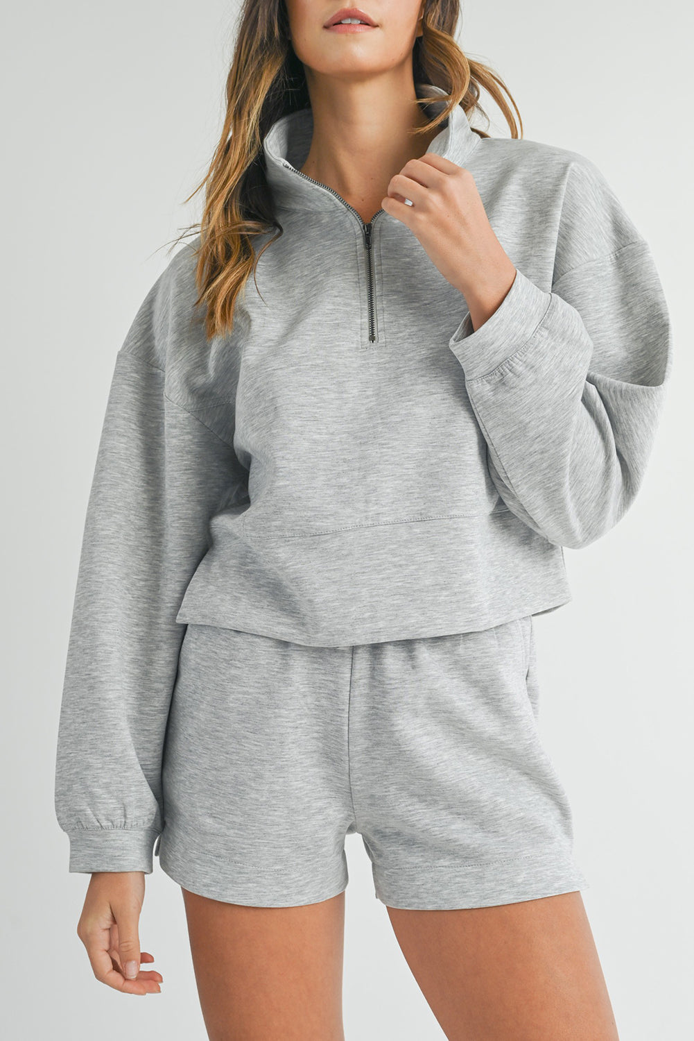 Hellgraues, schlichtes Set aus Pullover, Oberteil und Shorts