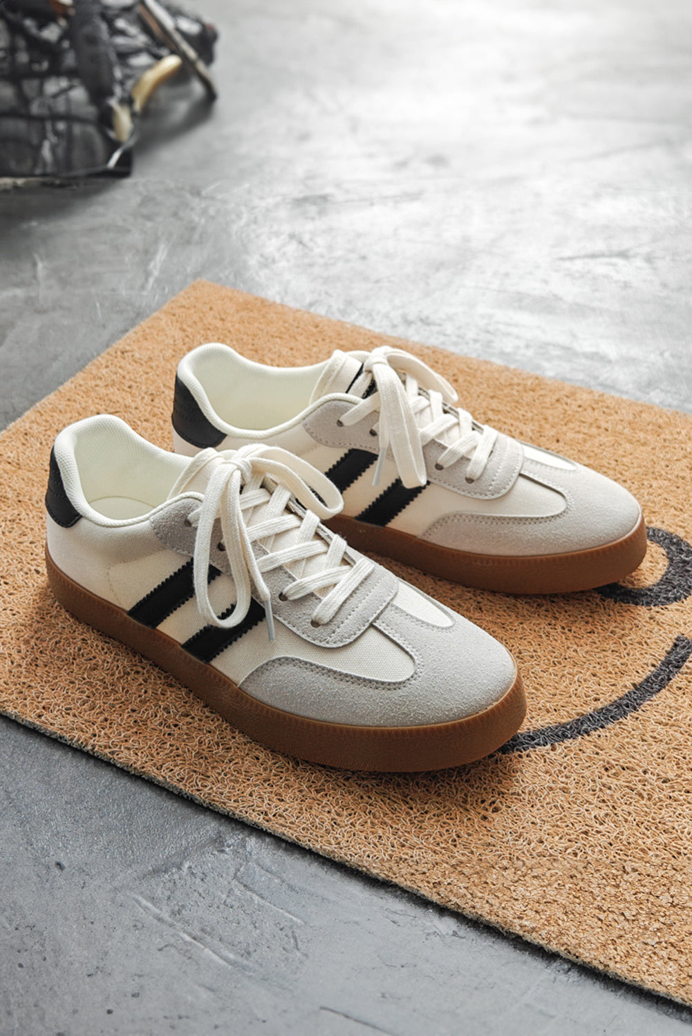 Weiße, gestreifte, flache Sneakers zum Schnüren
