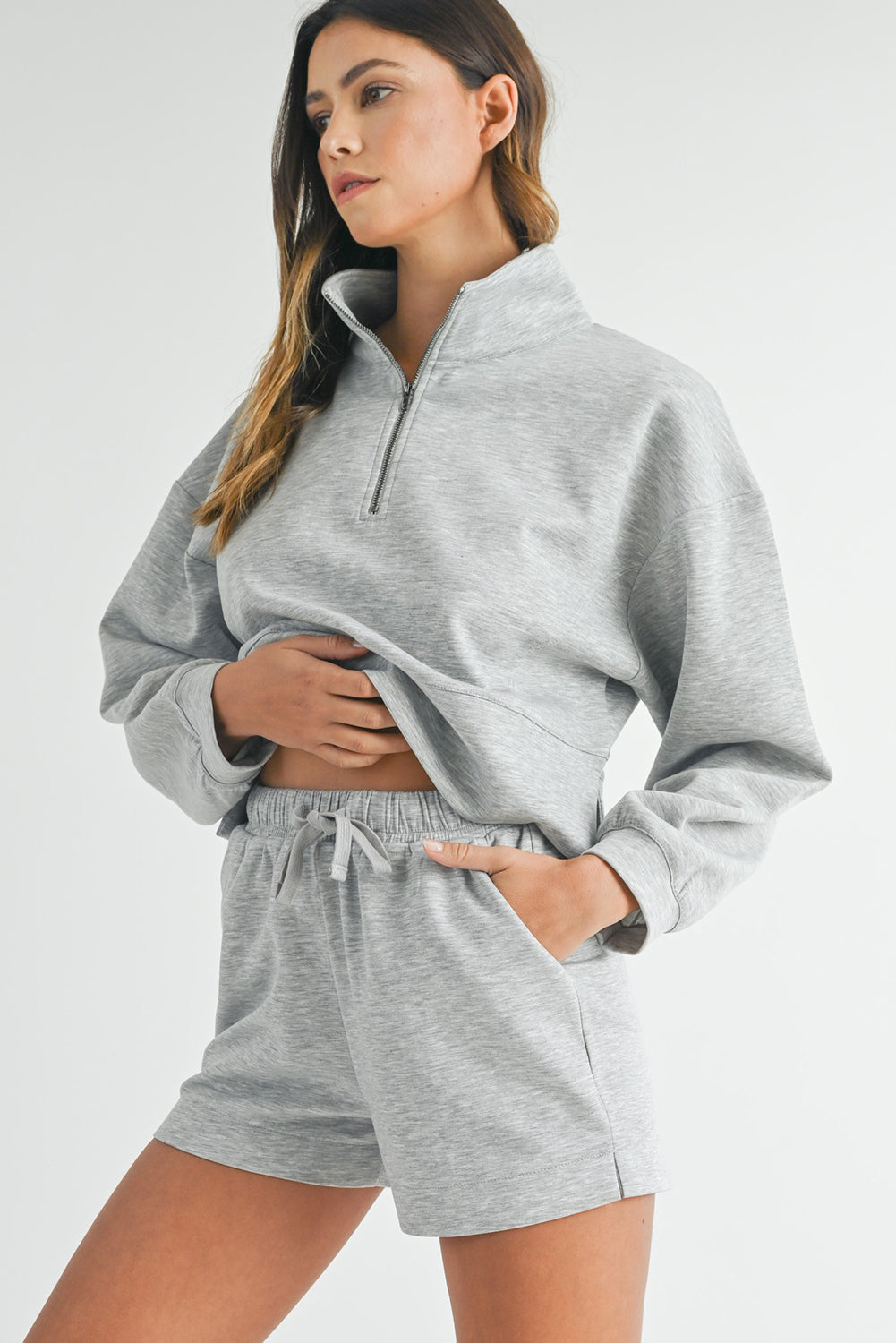 Hellgraues, schlichtes Set aus Pullover, Oberteil und Shorts