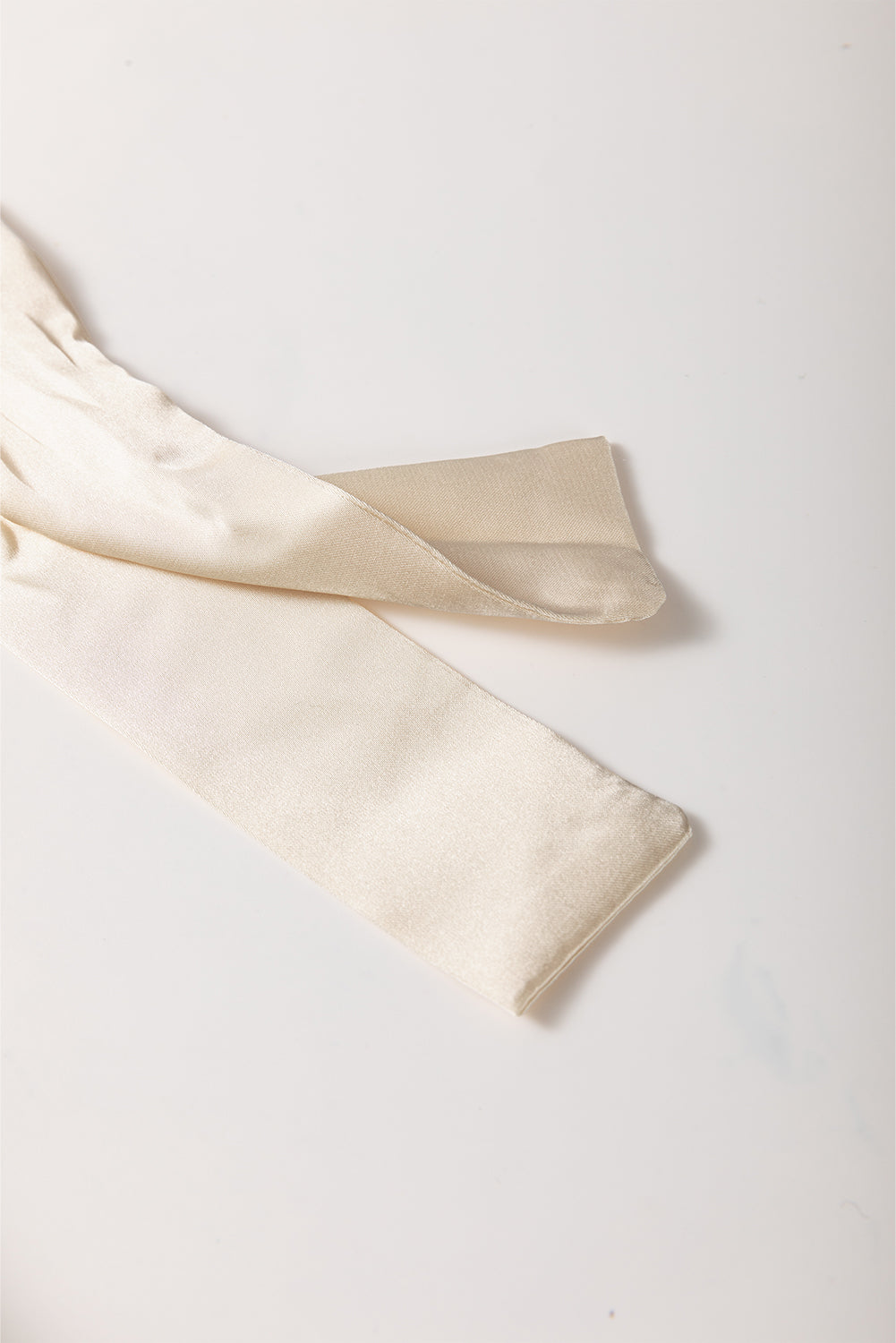 Laurel Green – Gerüschtes Minikleid mit Binderiemen und Rüschendetail