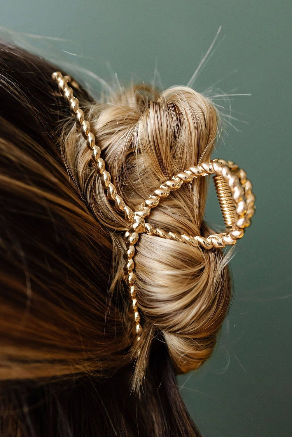 Große Haarspange aus goldfarbener Twist-Legierung