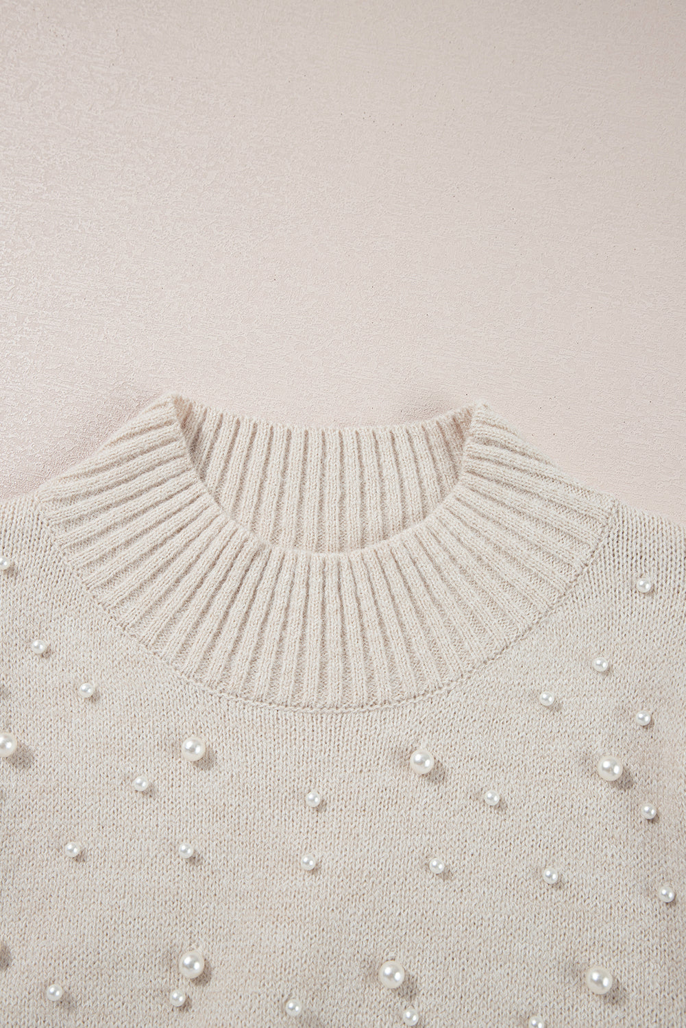 Figurbetontes Pulloverkleid mit Perlenverzierung und hohem Kragen von Parchment Pearl