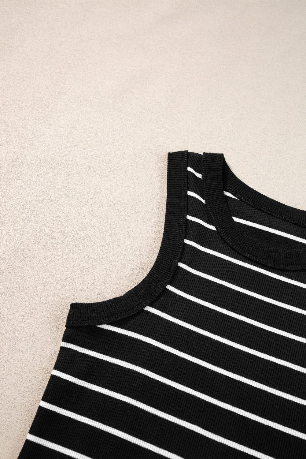 Vestido corto de tirantes de punto acanalado con rayas negras