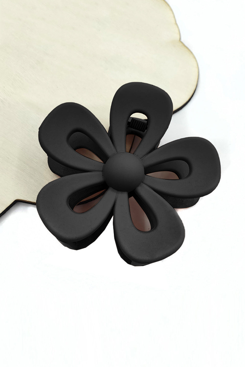 Pinza con forma de flor ahuecada de color negro