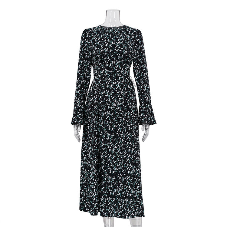 Elegantes Kleid mit ausgestellten Ärmeln und Blumenmuster