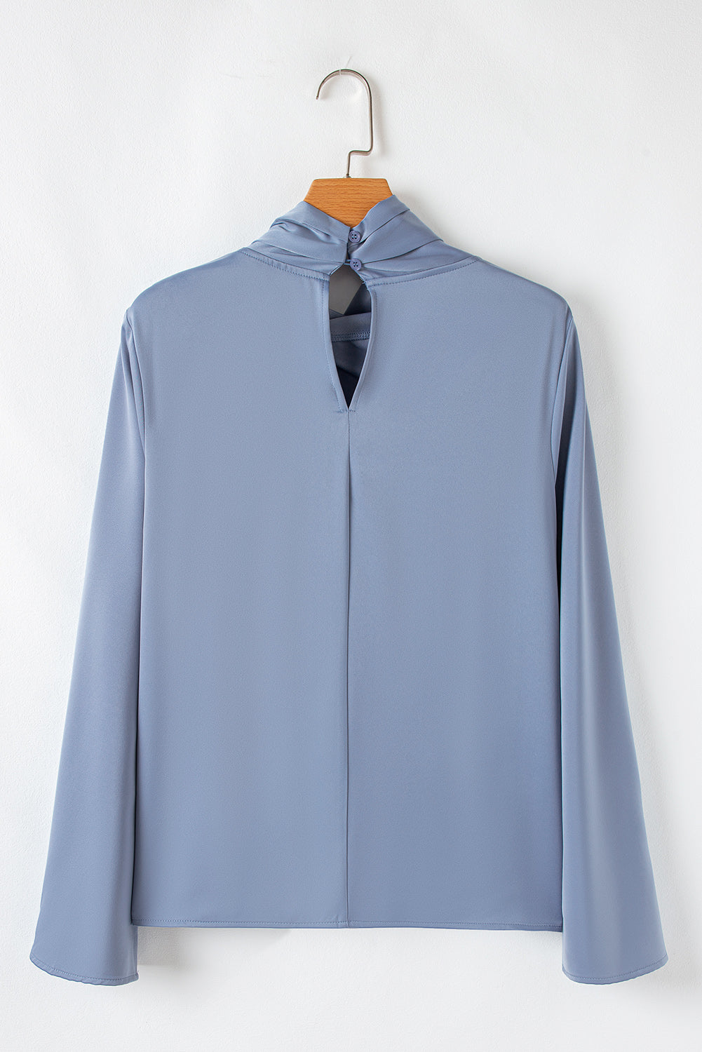 Elegante blusa de satén con cuello alto asimétrico
