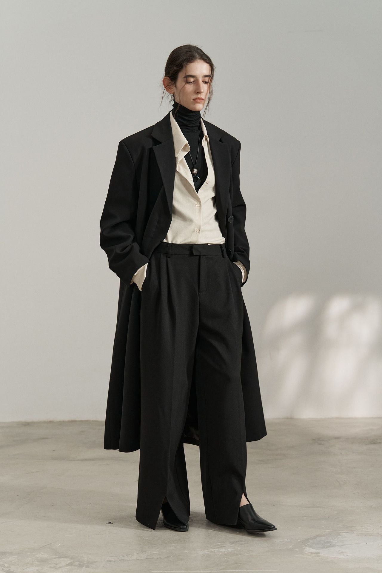 Autumn commuting temperament, black elongated suit jacket, high-end silhouette