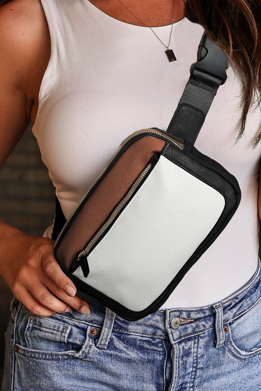 Bolso bandolera de piel blanca con cremallera y clip extraíble