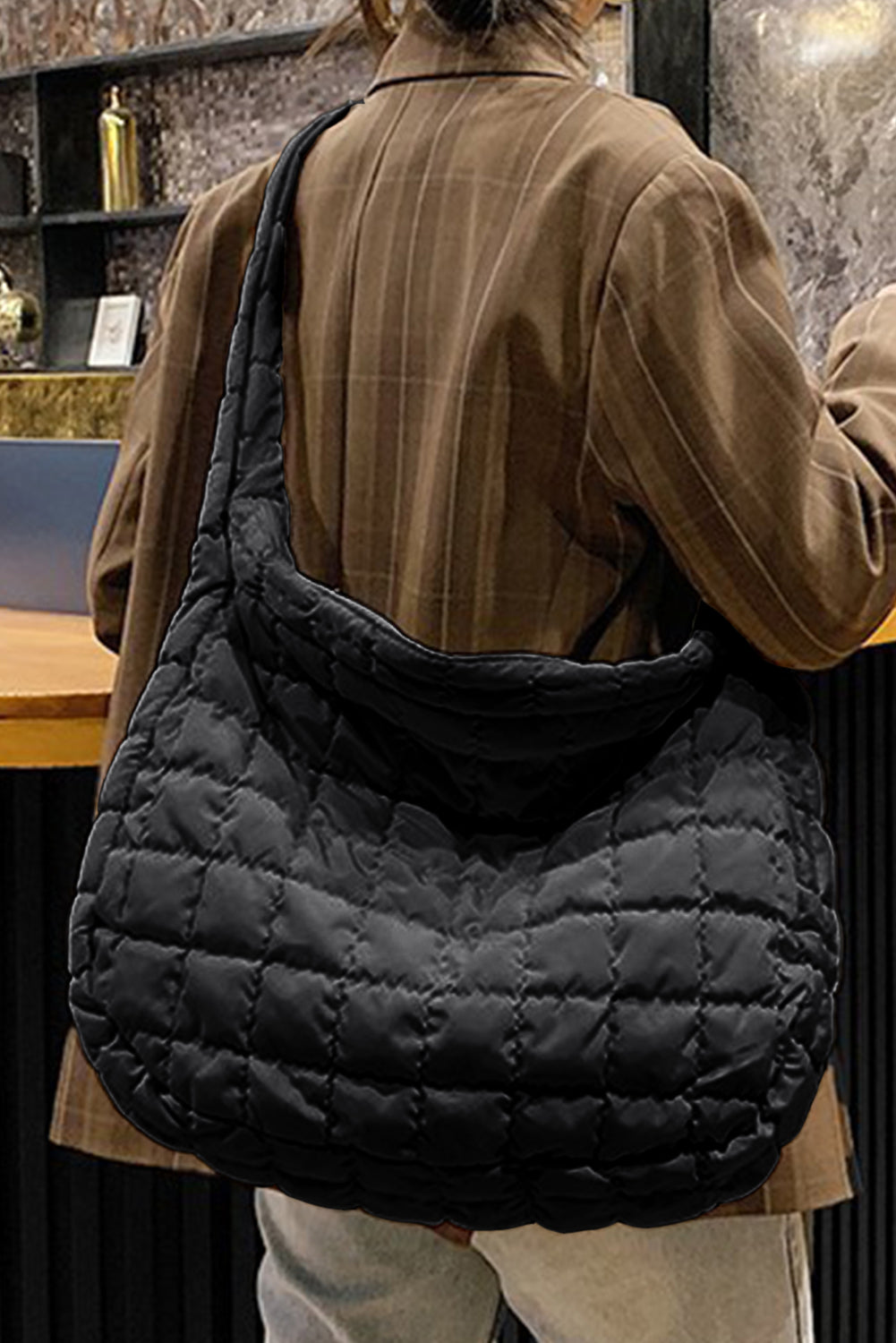 Bolso de hombro grande con cremallera y acolchado negro