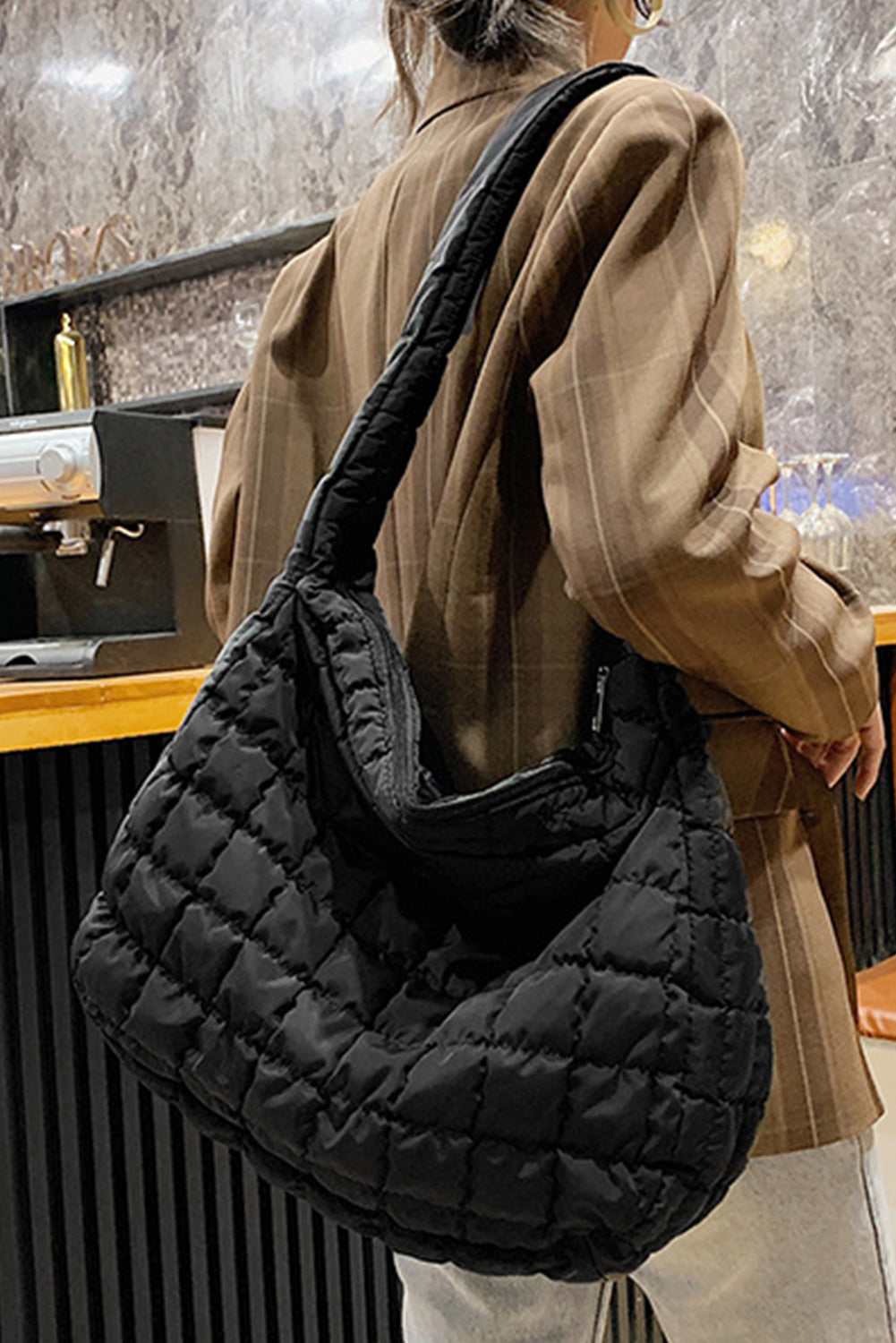 Bolso de hombro grande con cremallera y acolchado negro