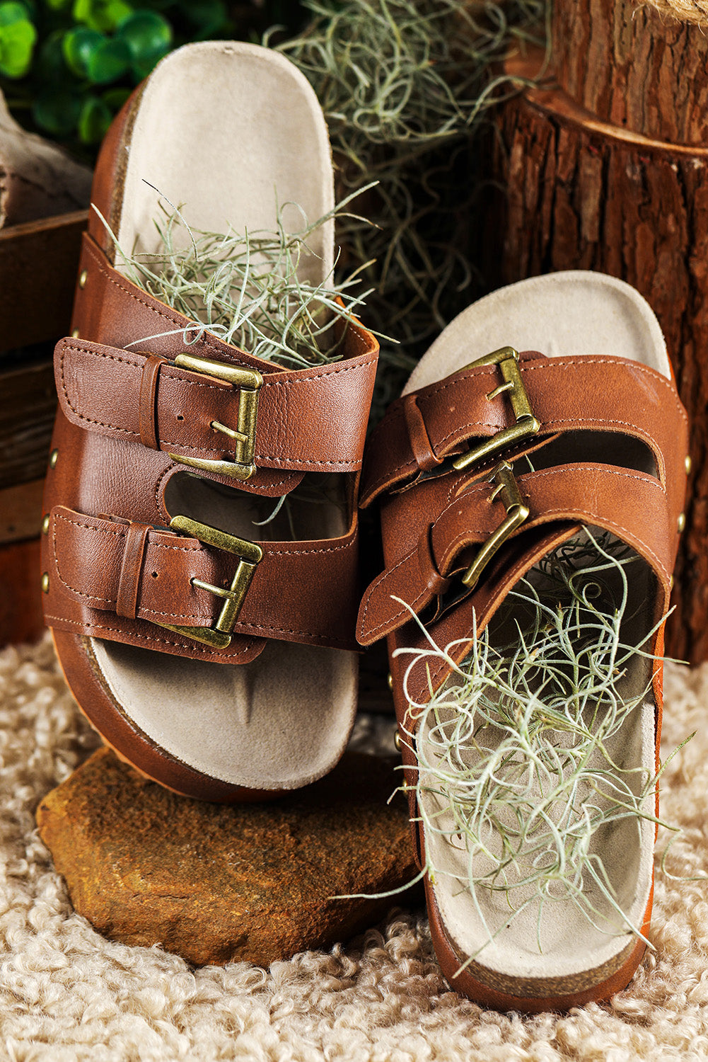 Kastanienbraune Plateau-Sandalen mit doppelter Schnalle und Nieten