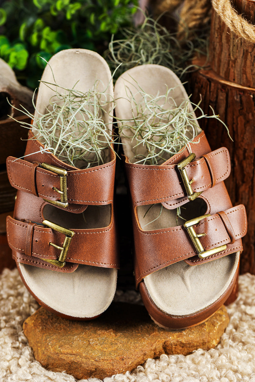 Kastanienbraune Plateau-Sandalen mit doppelter Schnalle und Nieten