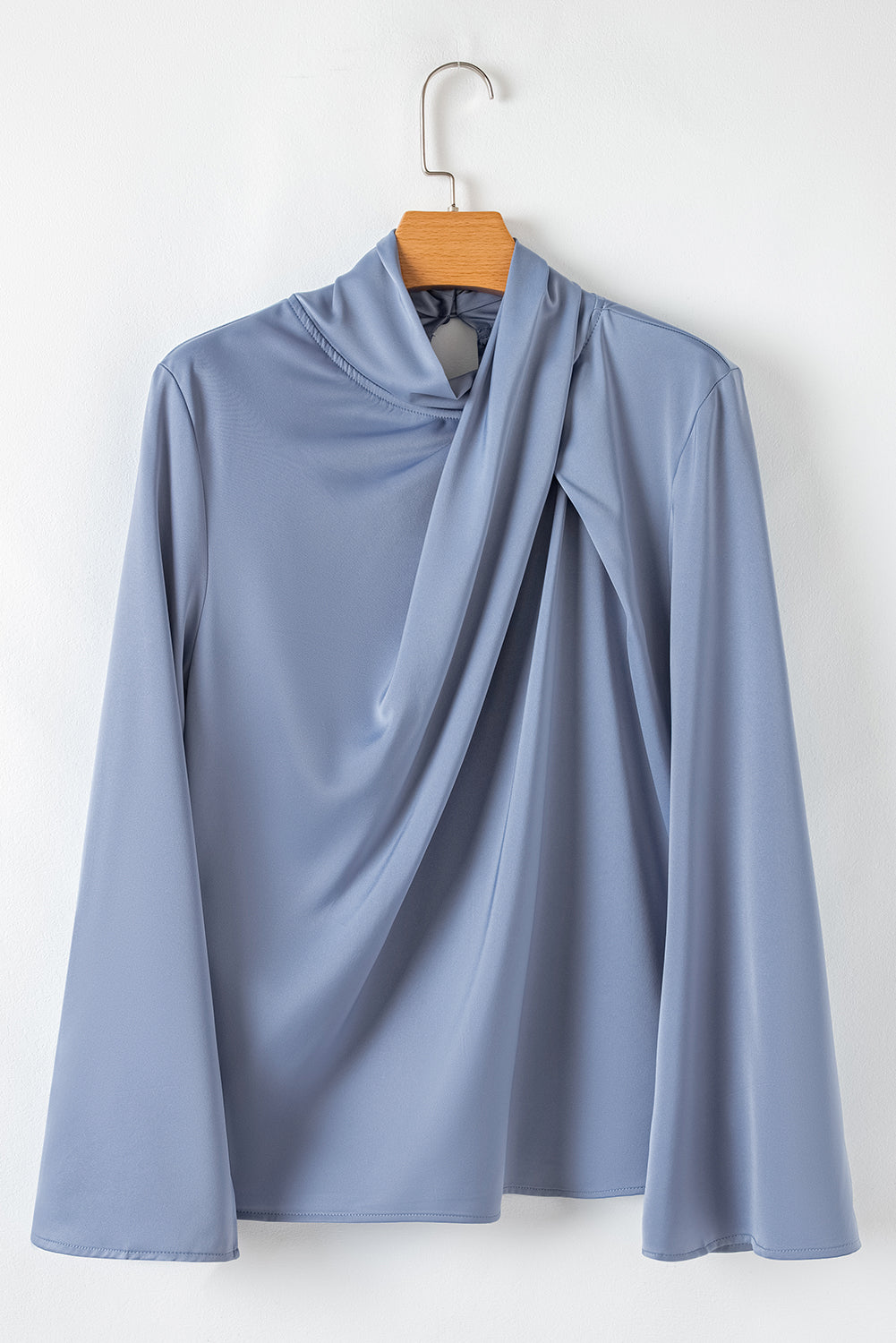 Elegante blusa de satén con cuello alto asimétrico