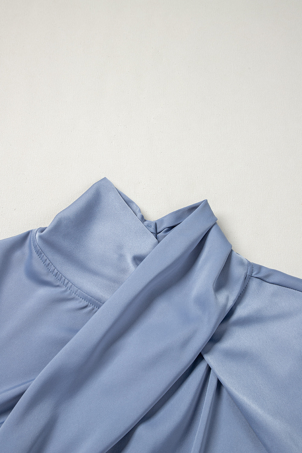 Elegante blusa de satén con cuello alto asimétrico