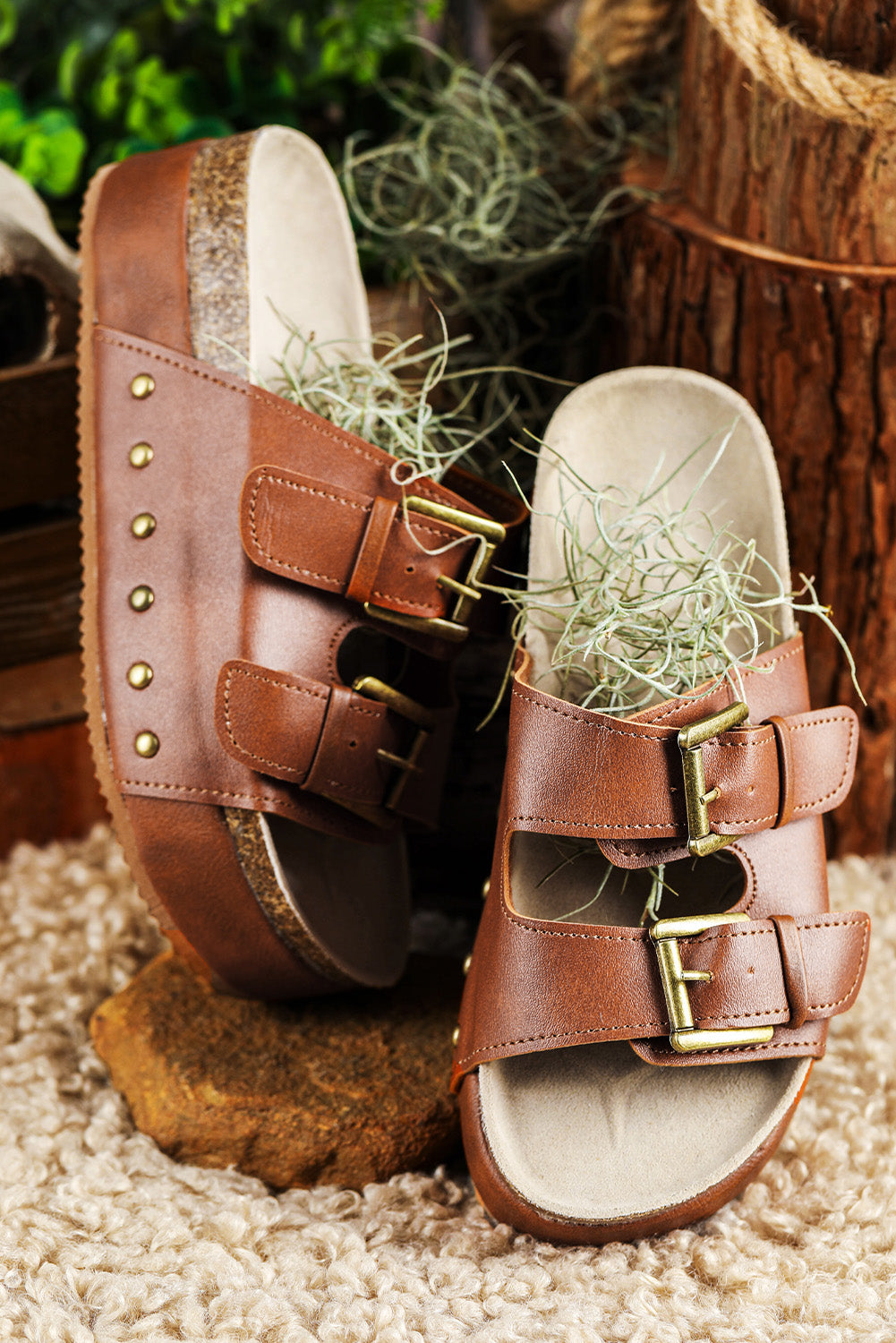 Kastanienbraune Plateau-Sandalen mit doppelter Schnalle und Nieten