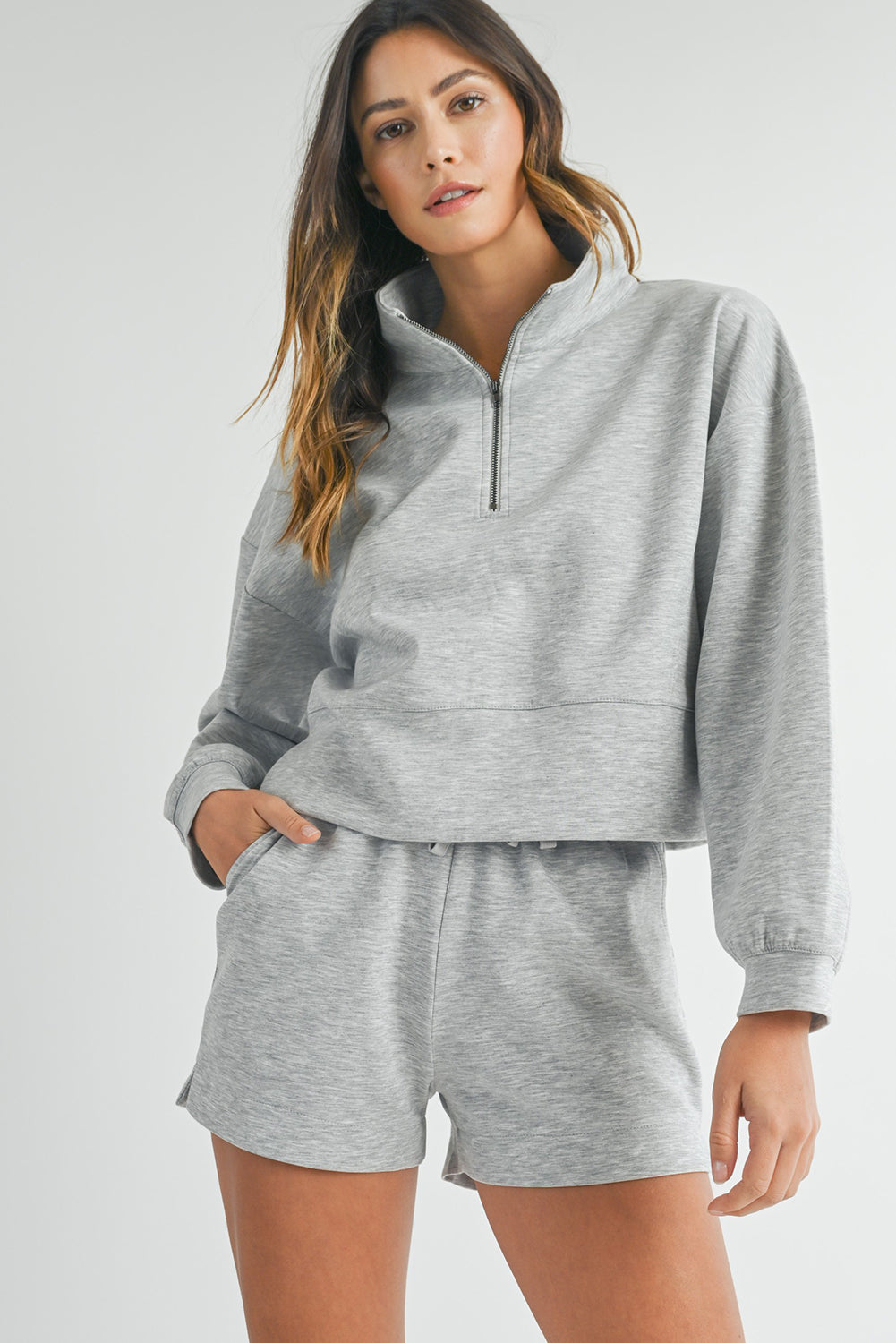 Hellgraues, schlichtes Set aus Pullover, Oberteil und Shorts