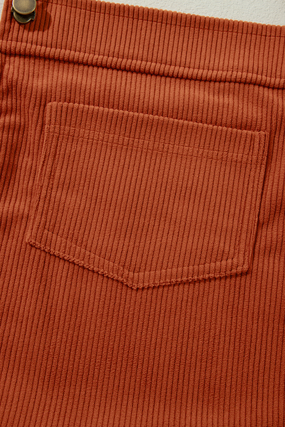 Vestido tipo peto de pana color canela con bolsillos delanteros