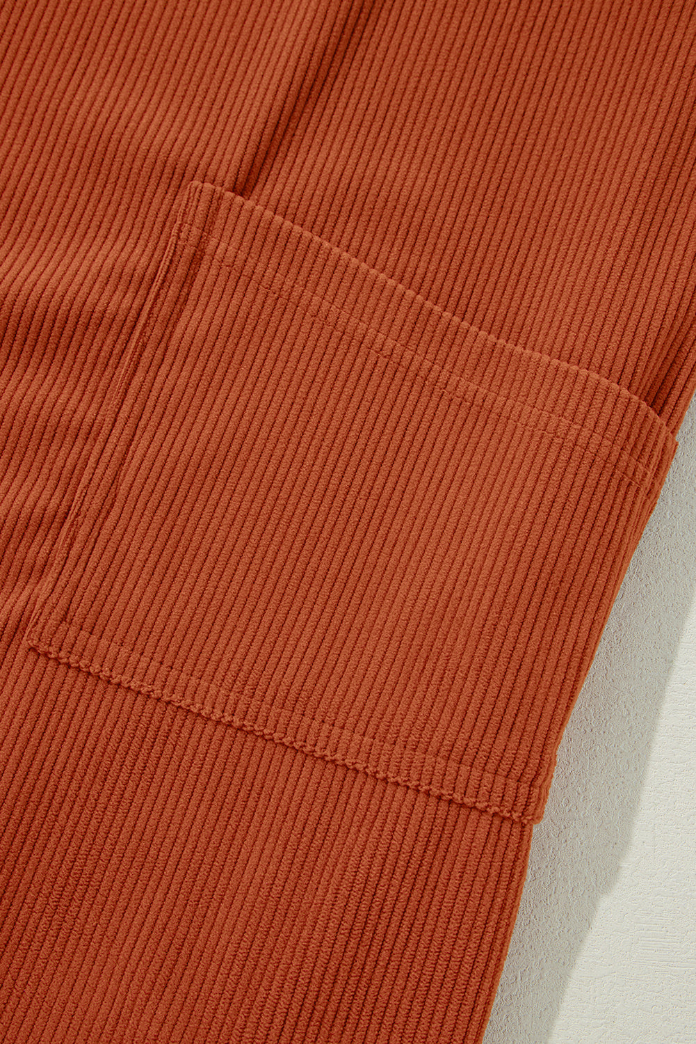 Vestido tipo peto de pana color canela con bolsillos delanteros
