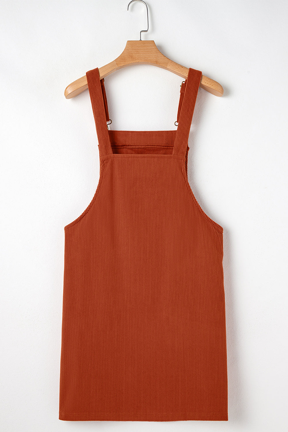 Vestido tipo peto de pana color canela con bolsillos delanteros