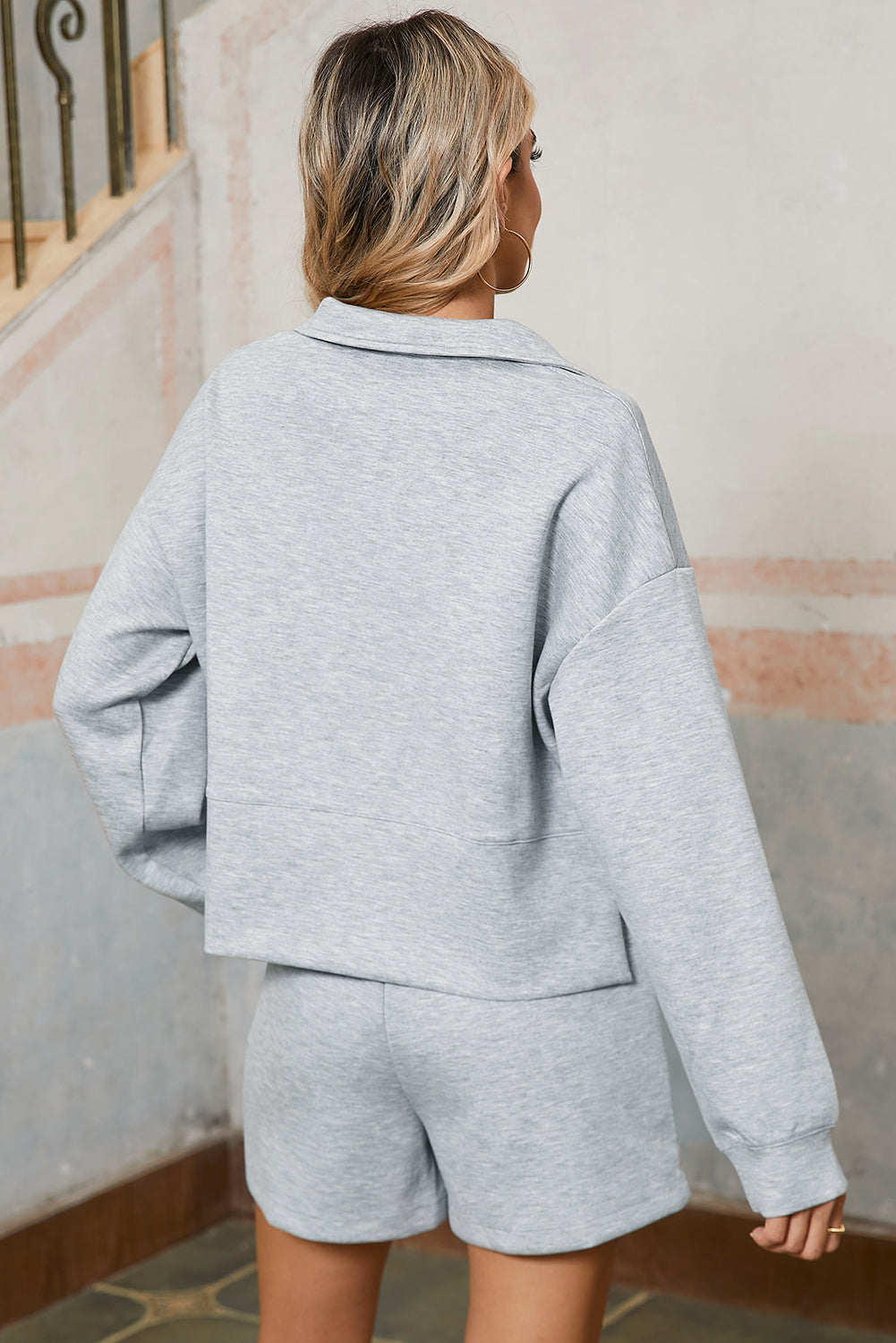 Hellgraues, schlichtes Set aus Pullover, Oberteil und Shorts