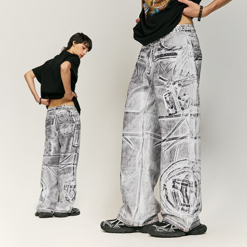 Jeans mit Digitaldruck und Nähten in Pinselfarben