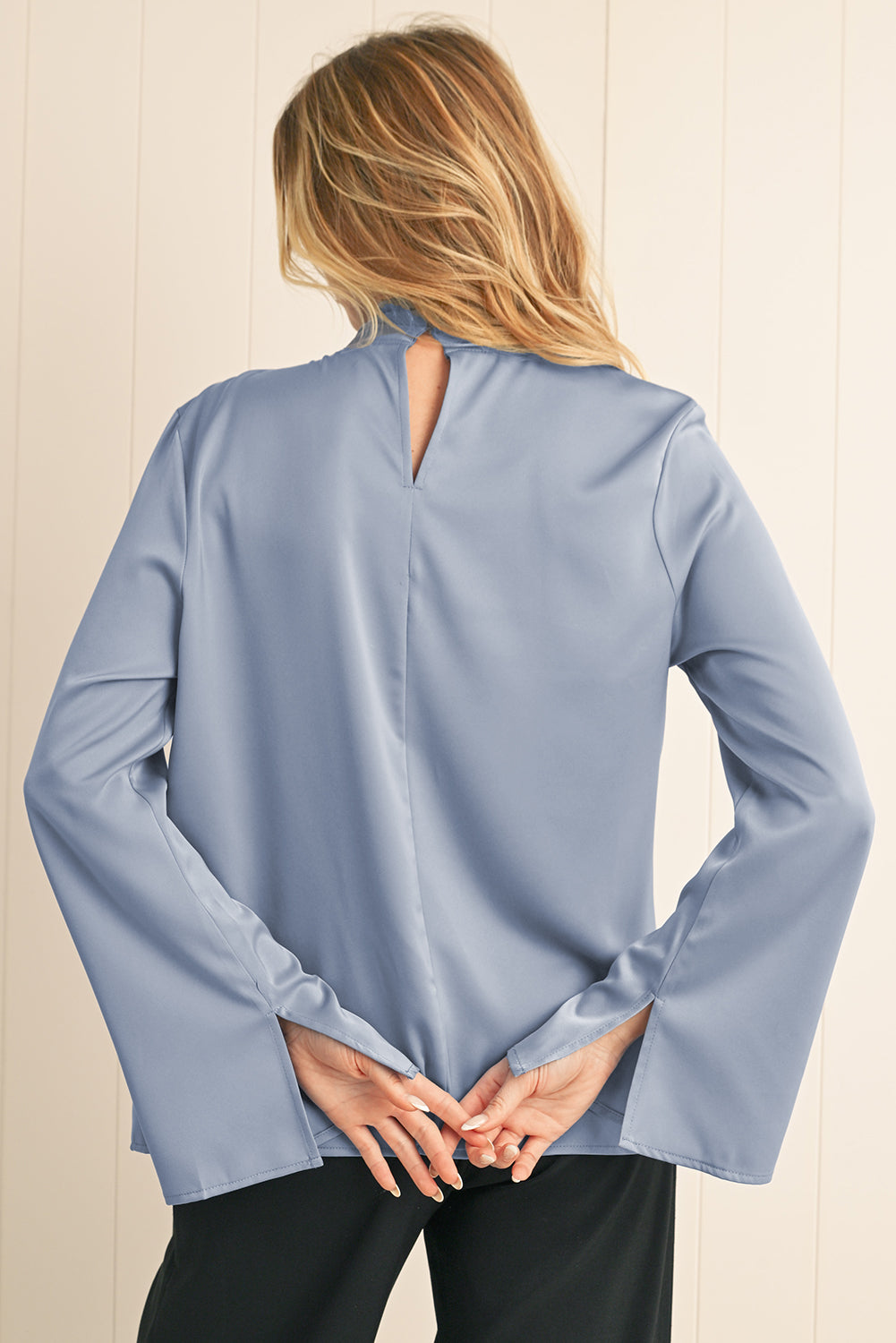 Elegante blusa de satén con cuello alto asimétrico