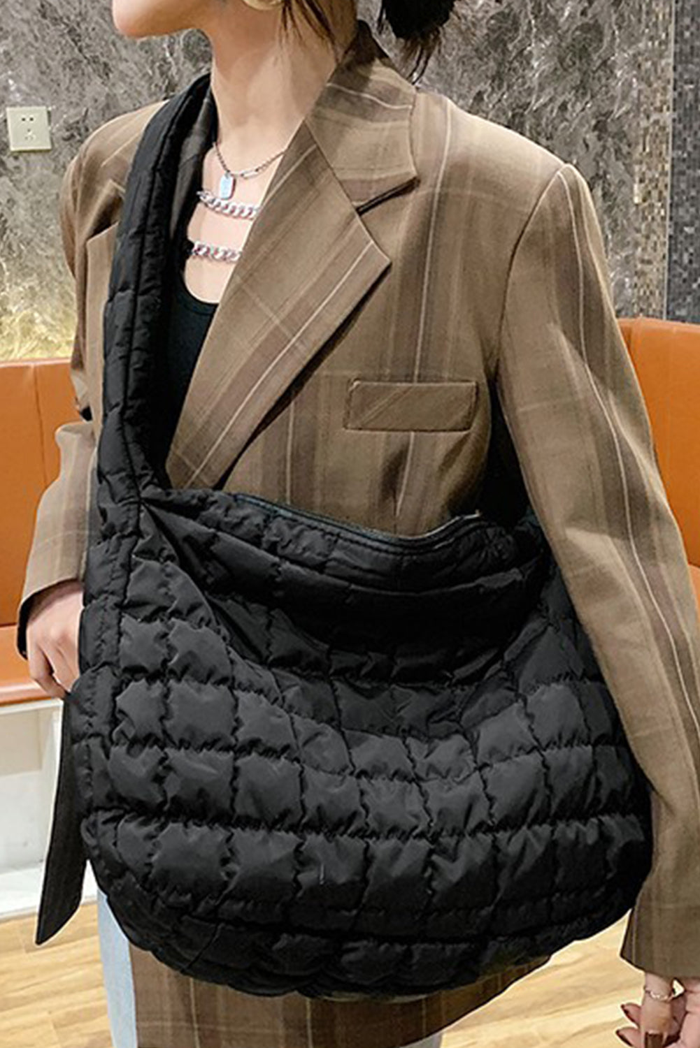 Bolso de hombro grande con cremallera y acolchado negro