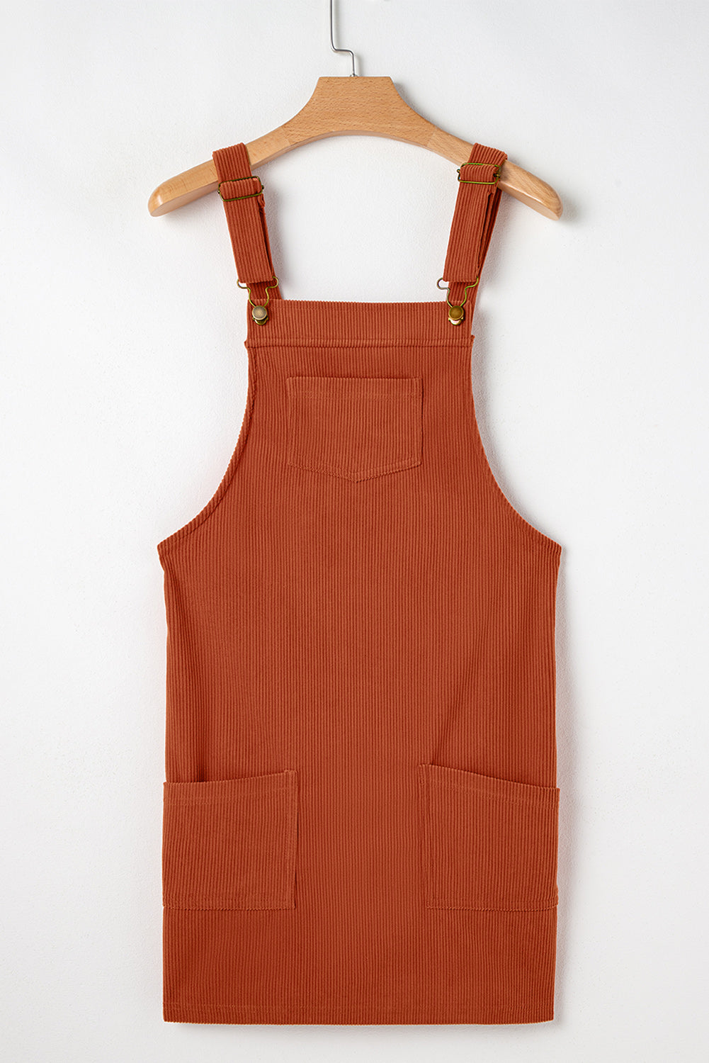 Vestido tipo peto de pana color canela con bolsillos delanteros
