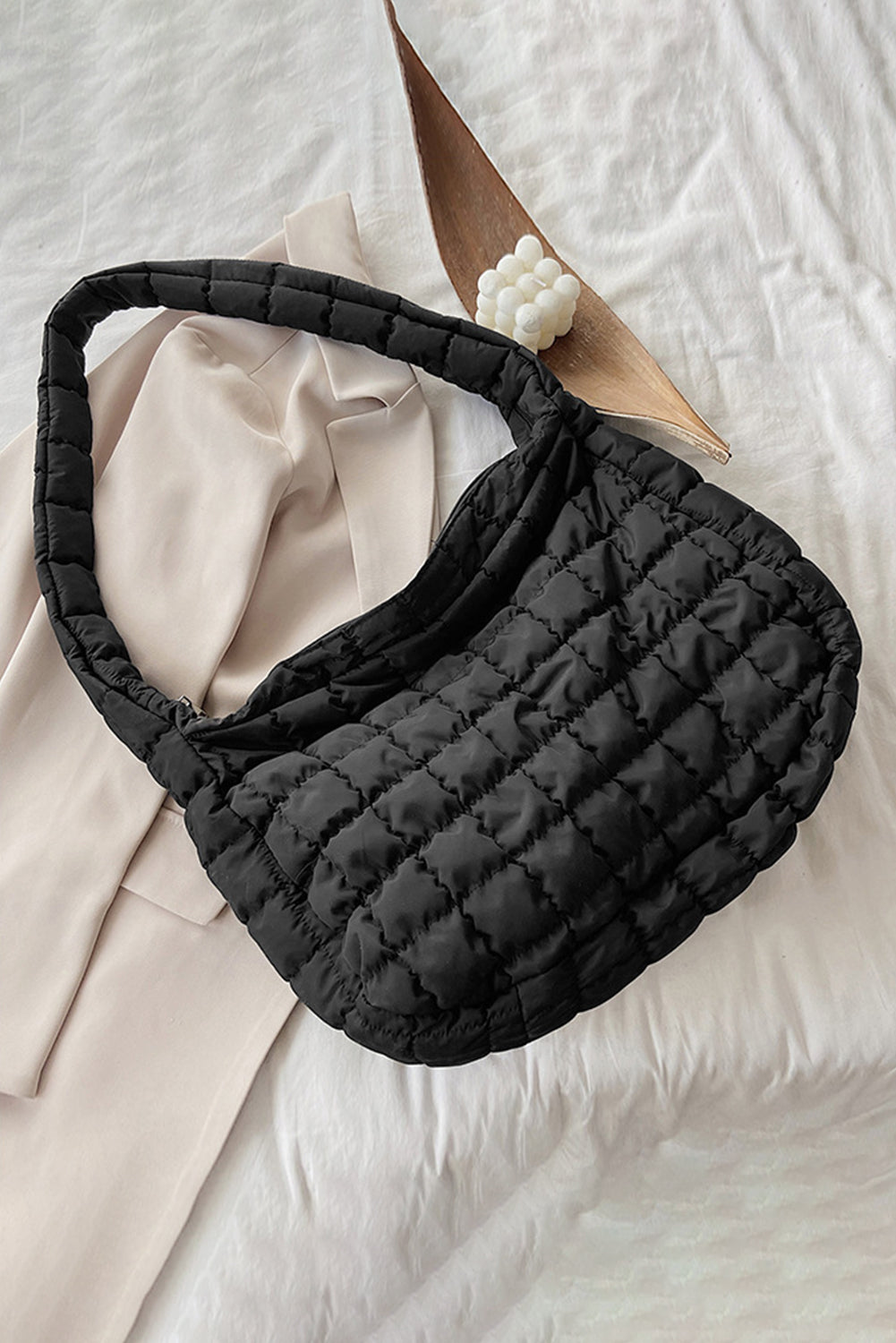 Bolso de hombro grande con cremallera y acolchado negro