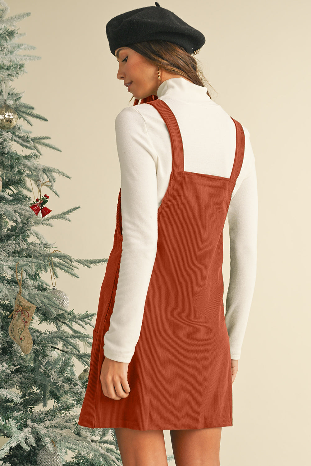 Vestido tipo peto de pana color canela con bolsillos delanteros