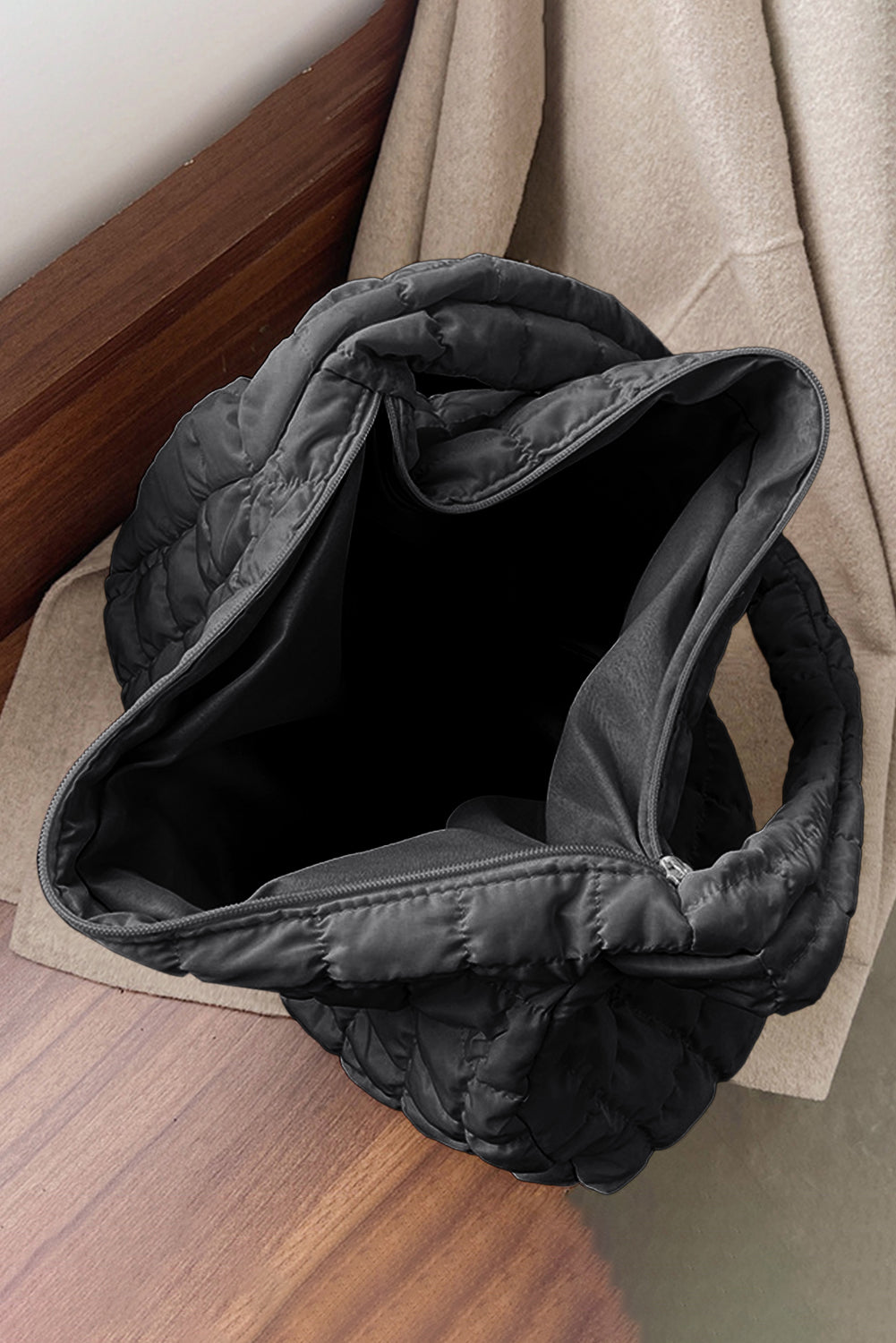 Bolso de hombro grande con cremallera y acolchado negro