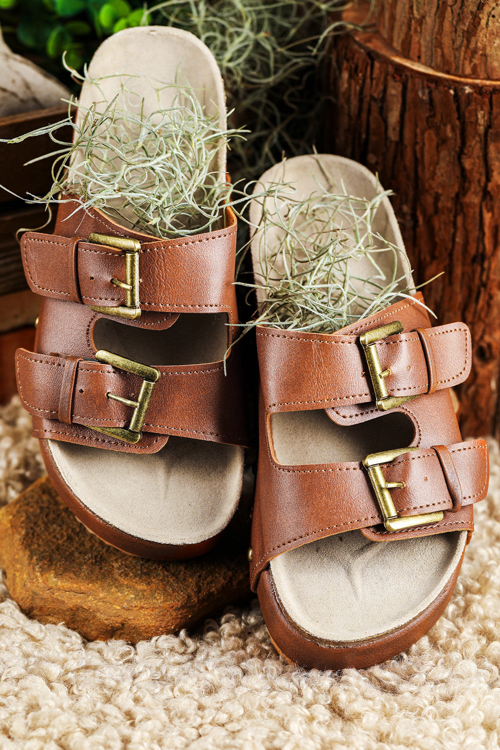 Kastanienbraune Plateau-Sandalen mit doppelter Schnalle und Nieten