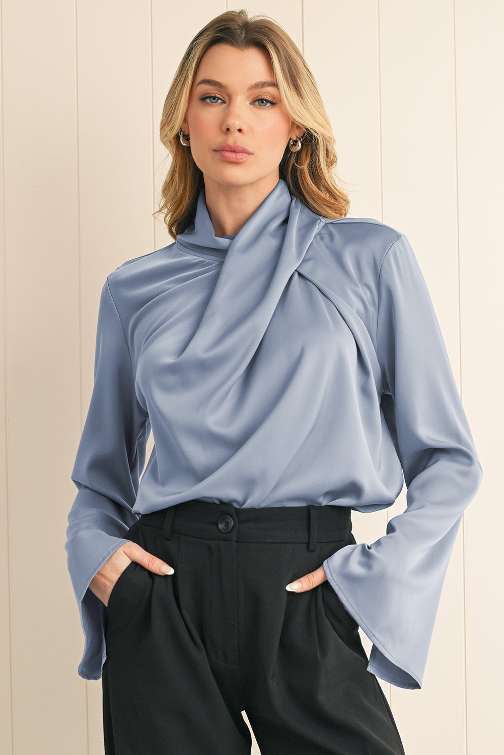 Elegante blusa de satén con cuello alto asimétrico