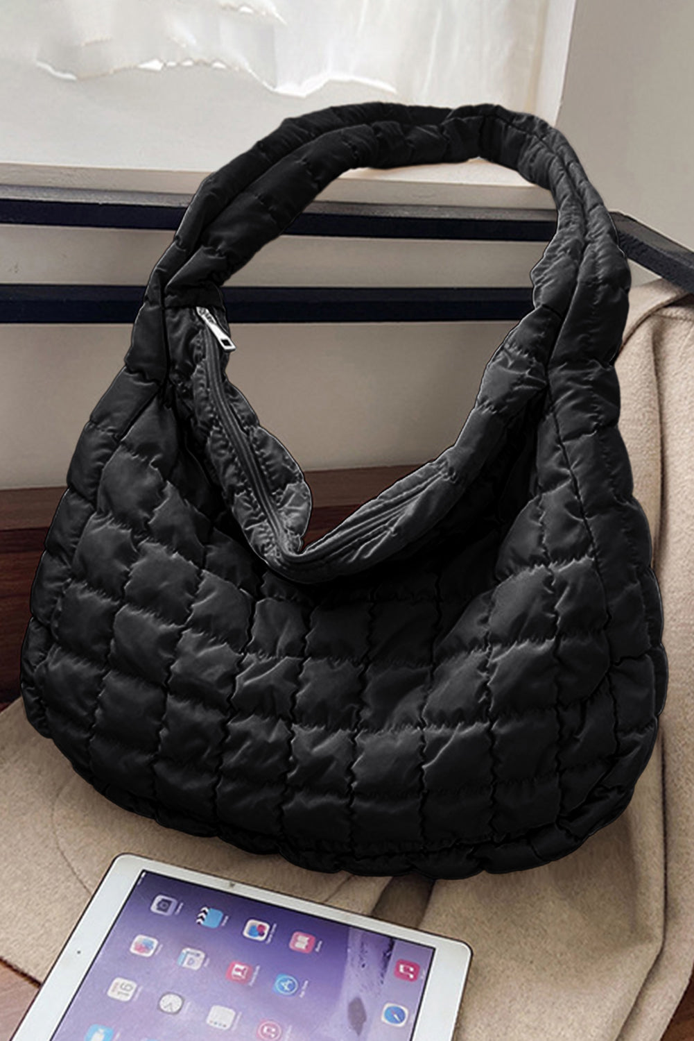 Bolso de hombro grande con cremallera y acolchado negro