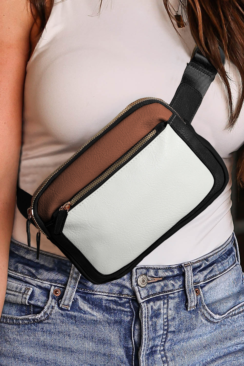 Bolso bandolera de piel blanca con cremallera y clip extraíble