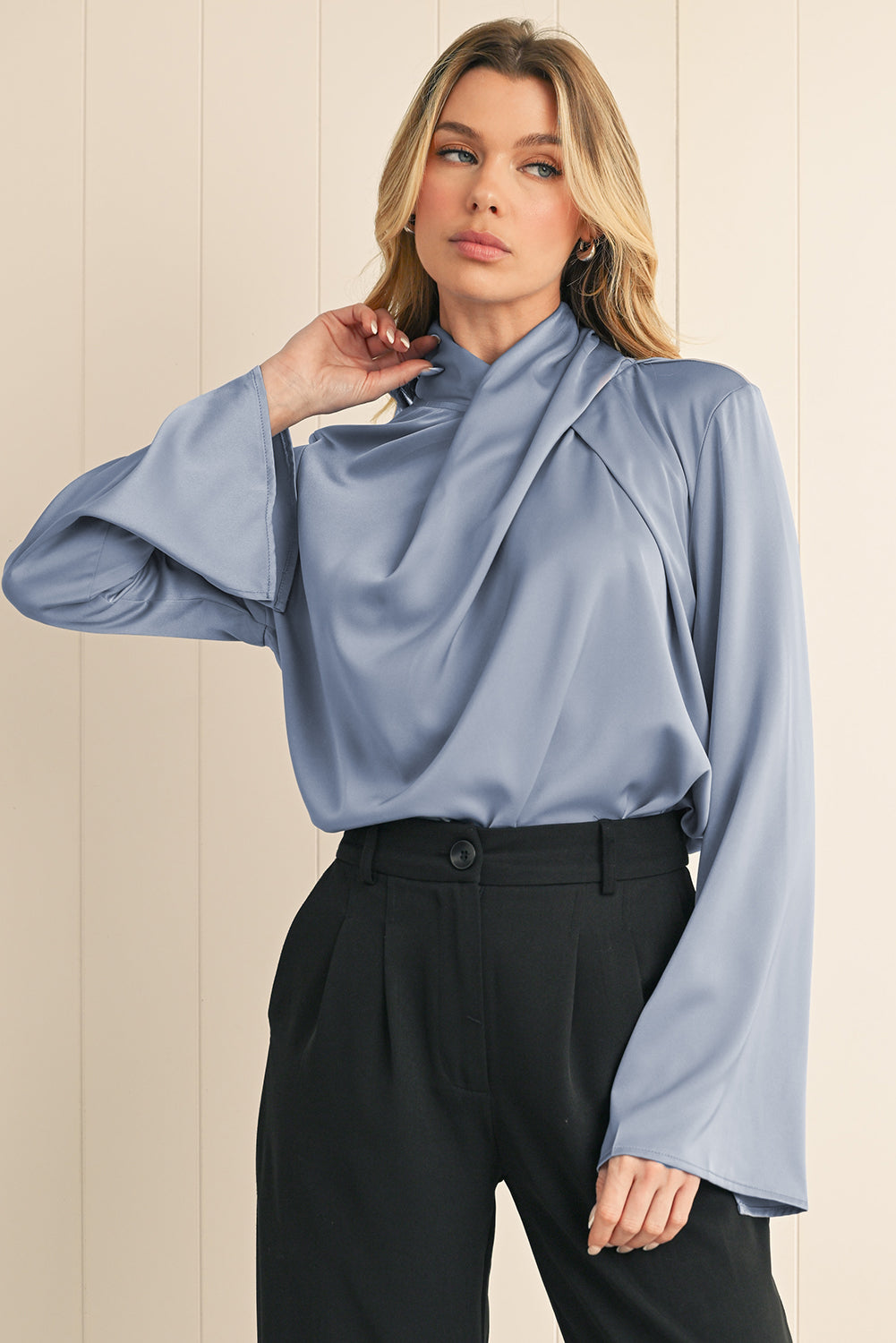 Elegante blusa de satén con cuello alto asimétrico