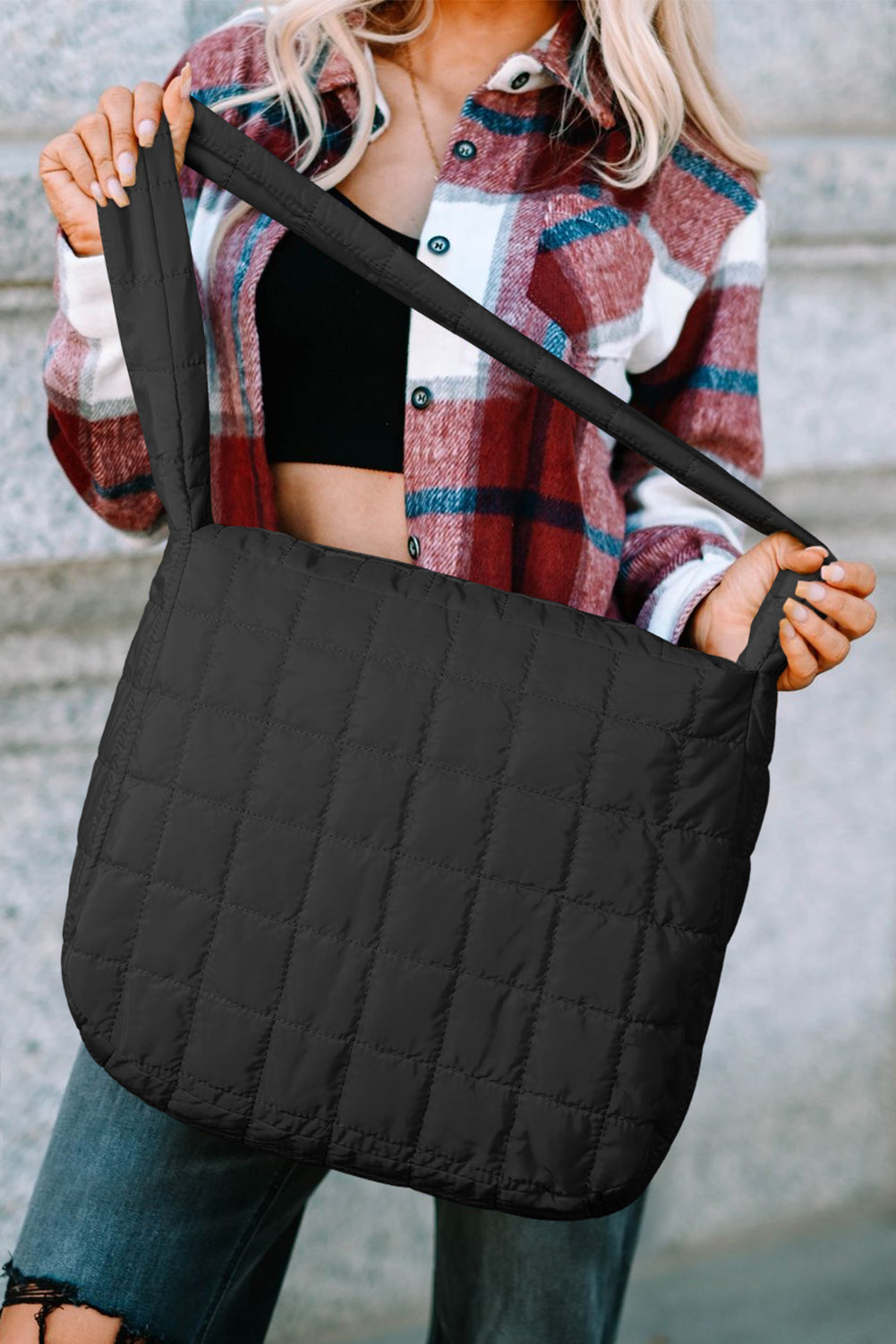 Bolso de hombro grande con cremallera y acolchado negro