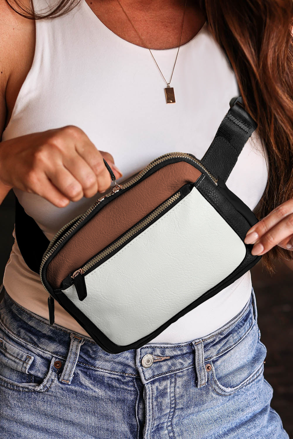 Bolso bandolera de piel blanca con cremallera y clip extraíble